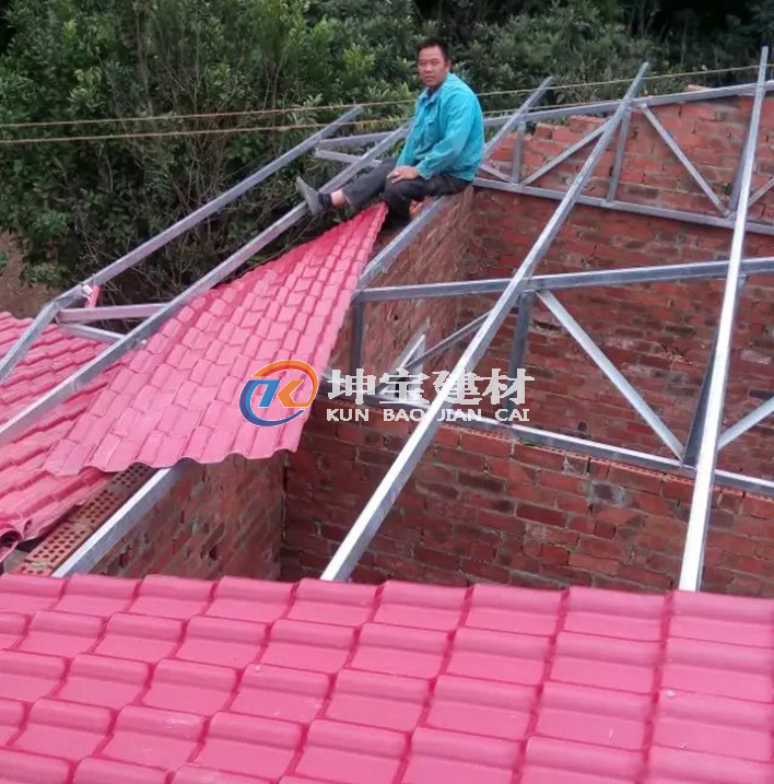 農村自建房正在鋪蓋棗紅色合成樹脂瓦